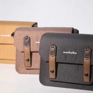 Tổng quan về túi máy ảnh Mini Vintage Herringbone Túi máy ảnh Herringbone Mini Vintage là mẫu túi nhỏ gọn, phong cách retro nhưng vẫn đảm bảo khả năng bảo vệ máy ảnh an toàn trong quá trình di chuyển và sử dụng hằng ngày. 🎒 Sức chứa linh hoạt – Phù hợp nhiều dòng máy Dung tích túi đủ để chứa 1 body + 1 lens tiêu chuẩn, phù hợp với các dòng Canon Canon EOS R50, Canon EOS R100, Canon EOS R8, Canon EOS RP, Canon EOS R10, Canon EOS M6 Mark II, Canon EOS M50, Canon EOS M50 Mark II, Canon EOS M3 Sony Sony A7C, Sony A5100, Sony A6000, Sony A6100, Sony A6300, Sony A6400, Sony A6500, Sony A6600 Nikon Nikon Z30 + lens 16-50mm Fujifilm Fujifilm X-S10, Fujifilm X-T30, Fujifilm X-T30 II, Fujifilm X-S20 🛡 Thiết kế bảo vệ an toàn Bên trong có 1 miếng ngăn Velcro chống va đập, giúp cố định máy và hạn chế rung lắc. Chất liệu vải Canvas kết hợp Poly 600D bền bỉ, chống bụi và hạn chế thấm nước nhẹ. Nắp túi sử dụng nút nam châm chắc chắn, đóng mở nhanh gọn nhưng vẫn đảm bảo an toàn, tránh rơi rớt thiết bị. 🎨 Phong cách Mini Vintage – 3 màu thời trang Thiết kế nhỏ gọn, cổ điển nhưng hiện đại, dễ phối đồ. Túi không chỉ là phụ kiện bảo vệ máy ảnh mà còn là item thời trang khi đi cà phê, du lịch, chụp streetlife. 📦 Đa năng tiện dụng Ngoài đựng máy ảnh, túi còn có thể sử dụng để Ví tiền Điện thoại Action camera Phụ kiện nhỏ như pin, thẻ nhớ