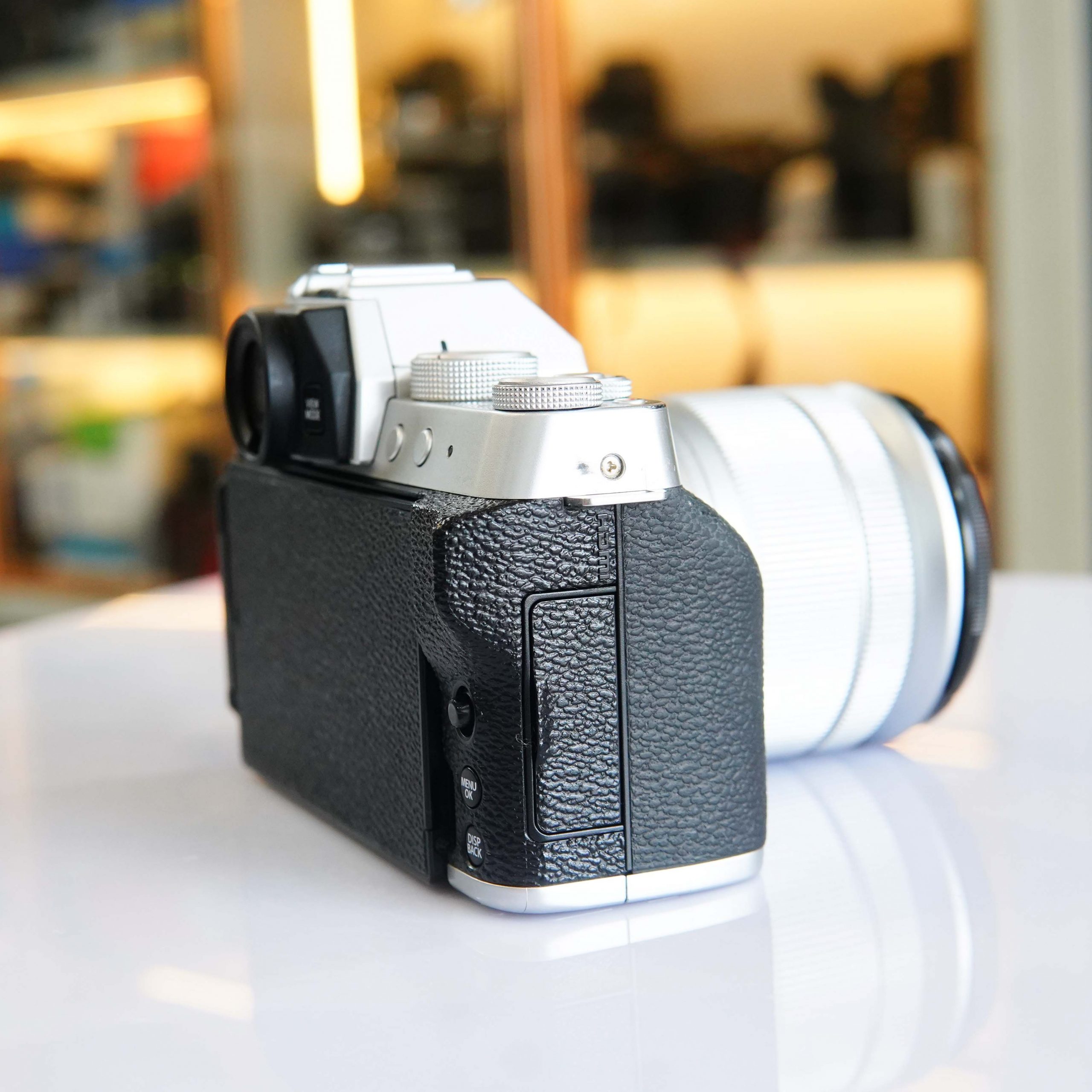Fujifilm X-T200 hang cu