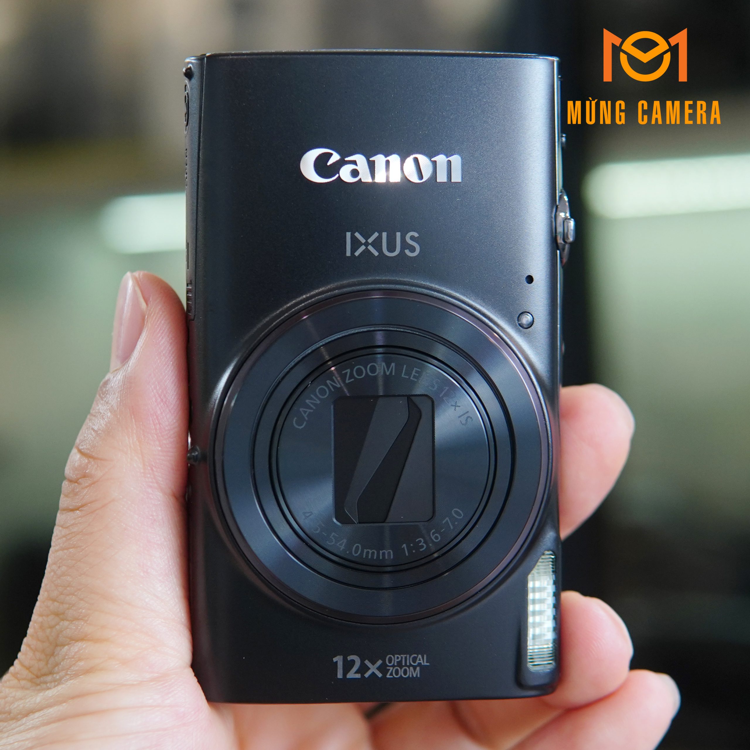 Máy ảnh Canon Ixus 285 HS A (Ixy 650) là lựa chọn lý tưởng cho những ai muốn tìm một chiếc máy ảnh mirrorless nhỏ gọn nhưng vẫn đảm bảo sức mạnh vượt trội. Sở hữu cảm biến CMOS 20,2MP, bộ xử lý DIGIC 4+ tiên tiến, zoom quang học 12x cùng khả năng quay phim Full HD, chiếc máy này mang đến chất lượng hình ảnh và video ấn tượng trong nhiều điều kiện khác nhau. Ngoài ra, Canon Ixus 285 HS A còn tích hợp Wifi, NFC, chế độ zoom tự động thông minh và thân máy kim loại tinh tế, đáp ứng tốt nhu cầu từ chụp ảnh hàng ngày đến những chuyến đi xa. Canon Ixus 285 HS A có chất lượng hình ảnh tốt Máy ảnh trang bị cảm biến CMOS 20,2 megapixel kết hợp cùng bộ xử lý hình ảnh DIGIC 4+, mang lại những bức ảnh chi tiết, sắc nét và ít nhiễu hơn ngay cả trong điều kiện thiếu sáng. Ngoài ra, máy còn tích hợp hệ thống ổn định hình ảnh quang học thông minh, giúp bạn chụp được ảnh tĩnh rõ ràng và quay video ổn định trong nhiều tình huống khác nhau. Đi cùng đó là màn hình LCD kích thước 7.5cm, hỗ trợ khung hình trực quan khi chụp cũng như xem lại ảnh dễ dàng. Canon Ixus 285 HS (Ixy 650) có chất lượng hình ảnh tốt Khả năng quay video full HD Không chỉ mạnh về chụp ảnh, máy ảnh Canon Ixus 285 HS A còn đáp ứng tốt nhu cầu quay phim. Máy hỗ trợ quay video độ phân giải Full HD với tốc độ 30fps, mang lại hình ảnh mượt mà và âm thanh rõ ràng. Thân máy kim loại nhỏ gọn cho phép bạn mang theo dễ dàng, đồng thời đảm bảo sự bền bỉ và tính thẩm mỹ. Khả năng quay video full HD Hiệu năng pin tốt Canon Ixus 285 HS A có tuổi thọ pin được đánh giá theo chuẩn Canon / CIPA là khoảng 180 ảnh cho mỗi lần sạc. Khi sử dụng chế độ Eco, con số này có thể kéo dài lên đến 265 ảnh. Tuy nhiên, nếu bạn là người thường xuyên chụp ảnh với số lượng lớn, việc chuẩn bị thêm pin dự phòng sẽ giúp quá trình sáng tác không bị gián đoạn. Tuổi thọ pin được đánh giá theo chuẩn Canon / CIPA Zoom tự động thông minh Một trong những tính năng thú vị của Canon Ixus 285 HS A (Ixy 650) chính là chế độ zoom tự động. Máy ảnh có khả năng nhận diện và phân tích cảnh chụp, từ đó tự điều chỉnh mức zoom phù hợp với số lượng đối tượng có trong khung hình. Điều này cực kỳ hữu ích khi chụp ảnh nhóm, giúp bạn có được bố cục hợp lý mà không cần mất nhiều thời gian căn chỉnh. Zoom tự động thông minh Máy ảnh Canon Ixus 285 HS A kết nối linh hoạt với Wifi và NFC Mẫu máy ảnh Canon này hỗ trợ kết nối Wifi và NFC, mang lại sự tiện lợi cho người dùng trong việc chia sẻ và quản lý hình ảnh. Với ứng dụng Canon Camera Connect, bạn có thể dễ dàng chuyển ảnh và video từ máy ảnh sang điện thoại iOS hoặc Android, điều khiển máy ảnh từ xa, chụp ảnh qua smartphone cũng như bổ sung thông tin vị trí GPS vào hình ảnh dựa trên dữ liệu từ điện thoại. Đây là một lợi thế lớn cho những ai thường xuyên đi du lịch hoặc cần chia sẻ ảnh nhanh chóng. Máy ảnh Canon Ixus 285 HS A kết nối linh hoạt với Wifi và NFC