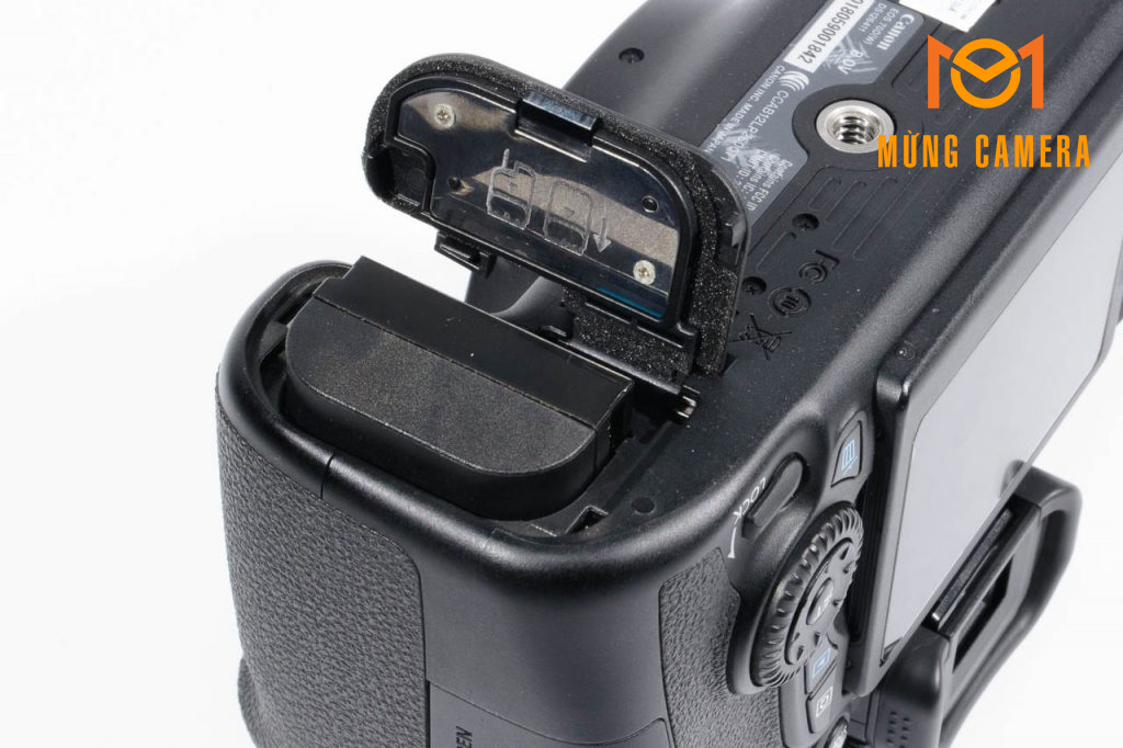 Kiểm tra pin và khoang pin của máy ảnh cũ